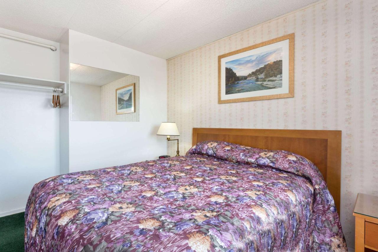 Queen room with Kitchenette - non smoking